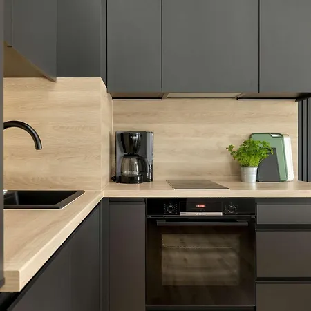 Elegant With Parking In By Renters Prestige Apartment *